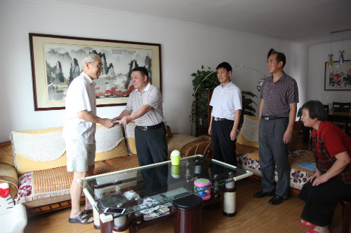 建設(shè)集團(tuán)公司領(lǐng)導(dǎo)走訪慰問(wèn)困難黨員