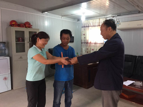 “金秋助學(xué)”，礦建二公司在行動