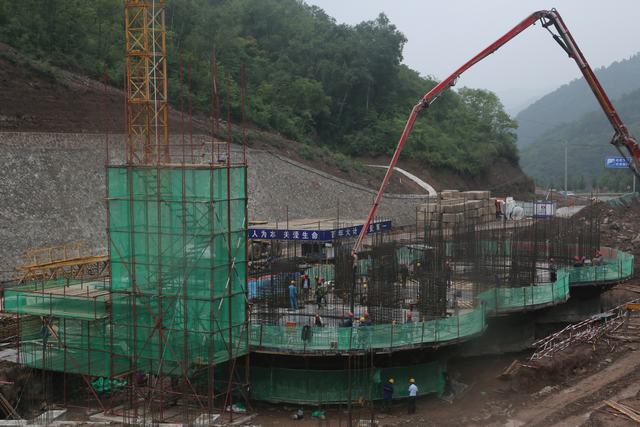 銅川分公司第二項目部冶坪煤礦混煤倉工程滑模工序順利開工