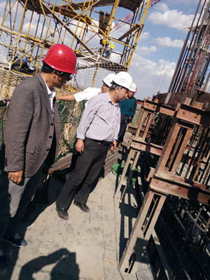 榆林市榆神檢測技術(shù)有限公司負責(zé)人董江平一行蒞臨天工公司土建二部小保當(dāng)選煤廠末煤倉工地檢查指導(dǎo)工作