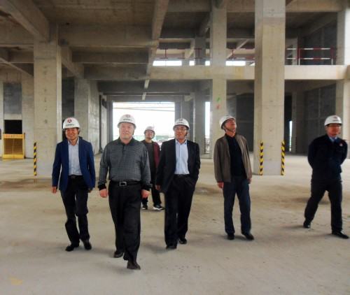 陜煤集團總經(jīng)理助理、建設(shè)集團聯(lián)合黨委書記、董事長寧興剛“雙節(jié)”期間深入澄合分公司中科遙感工地慰問施工一線的干部職工