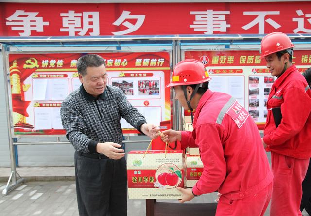 陜煤集團總經(jīng)理助理、建設(shè)集團聯(lián)合黨委書記、董事長寧興剛一行深入礦建二公司冶坪項目部慰問一線職工