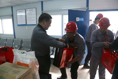 陜煤集團總經(jīng)理助理、建設(shè)集團聯(lián)合黨委書記、董事長寧興剛一行深入基層慰問一線員工