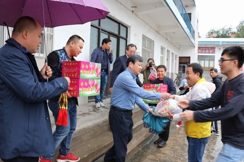 陜西澄合合陽煤炭開發(fā)有限公司領(lǐng)導(dǎo)中秋節(jié)看望慰問一線施工人員