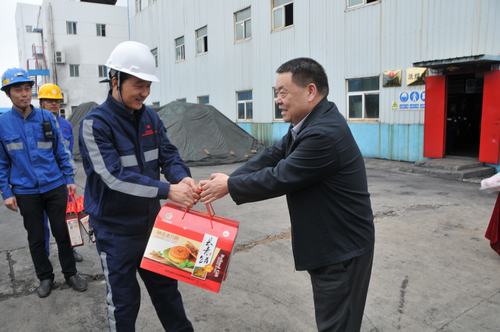 陜煤集團總經(jīng)理助理、建設(shè)集團聯(lián)合黨委書記、董事長寧興剛一行節(jié)日期間深入洗選煤運營公司基層慰問一線員工