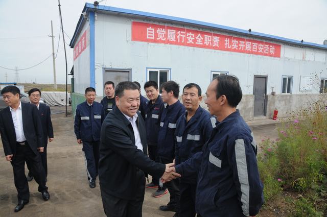 陜煤集團總經(jīng)理助理、建設(shè)集團聯(lián)合黨委書記、董事長寧興剛一行深入掘進公司紅柳林項目部走訪慰問