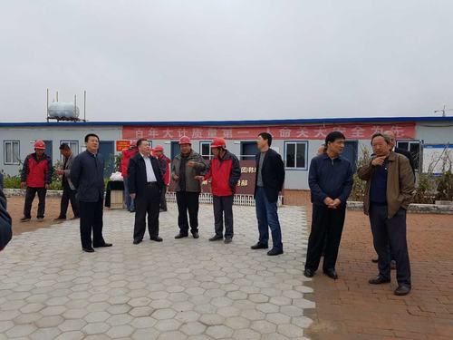 陜煤集團總經(jīng)理助理、建設(shè)集團聯(lián)合黨委書記、董事長寧興剛一行蒞臨韓城分公司榆北煤業(yè)公司小保當?shù)V施工現(xiàn)場和大家一起過中秋