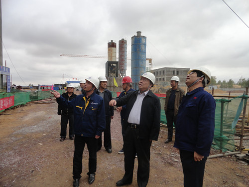 陜煤集團總經(jīng)理助理、建設(shè)集團聯(lián)合黨委書記、董事長寧興剛一行中秋節(jié)深入曹家灘項目工地視察慰問