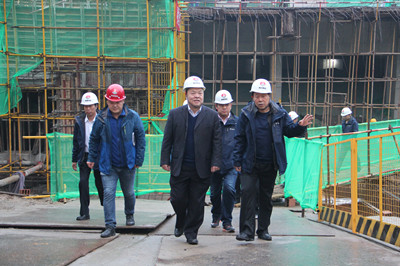 建設(shè)集團董事長寧興剛深入漢中分公司天漢坊項目視察指導工作