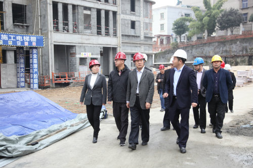 公司領導侯本英到濱江地產公司檢查指導工作