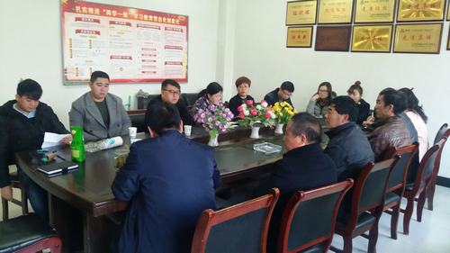 銅煤公司第十二項(xiàng)目部黨支部開展“貫徹黨的十九大精神，如何做一名合格黨員”專題學(xué)習(xí)研討會(huì)