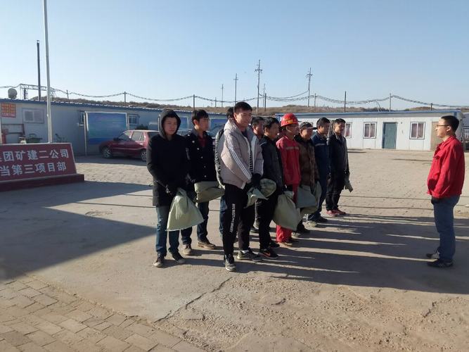 礦建二公司小保當(dāng)?shù)谌?xiàng)目部開(kāi)展撿垃圾環(huán)保活動(dòng)