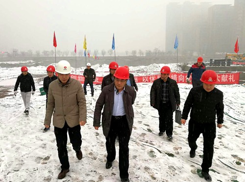 建設(shè)集團(tuán)副總經(jīng)理王明智一行深入大秦置業(yè)公司藍(lán)山水岸項目檢查指導(dǎo)工作