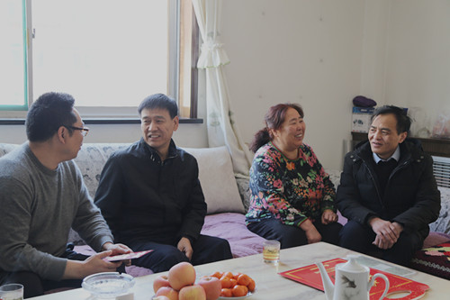 建設(shè)集團(tuán)聯(lián)合黨委副書記、紀(jì)委書記、工會主席侯本英走訪慰問機(jī)電安裝公司困難職工