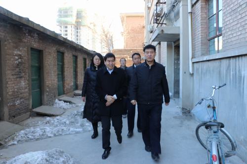 建設(shè)集團(tuán)聯(lián)合黨委副書記、紀(jì)委書記、工會主席侯本英一行慰問澄合分公司困難職工