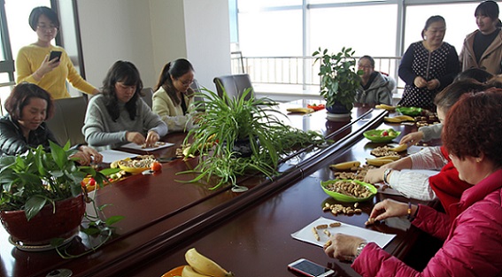 流光溢彩，情暖三?八