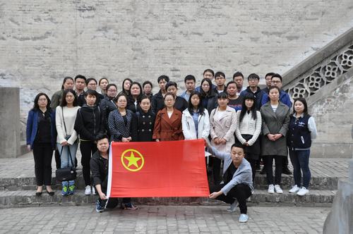 韓城分公司開展“緬懷革命先烈、弘揚(yáng)愛國(guó)主義精神”團(tuán)員青年掃墓活動(dòng)