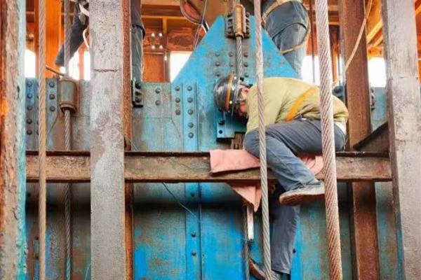 陜煤建設(shè)礦建二公司王峰項目部罐籠防墜器脫鉤試驗順利完成