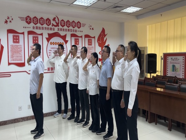 陜煤建設(shè)煤礦運(yùn)營服務(wù)分公司機(jī)關(guān)黨支部：開展“重溫誓詞  銘記初心”主題黨日活動(dòng)