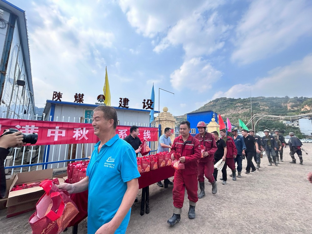 韓城礦業(yè)王峰煤礦領(lǐng)導(dǎo)到陜煤建設(shè)礦建二公司王峰項目部進行“中秋節(jié)”暖心慰問