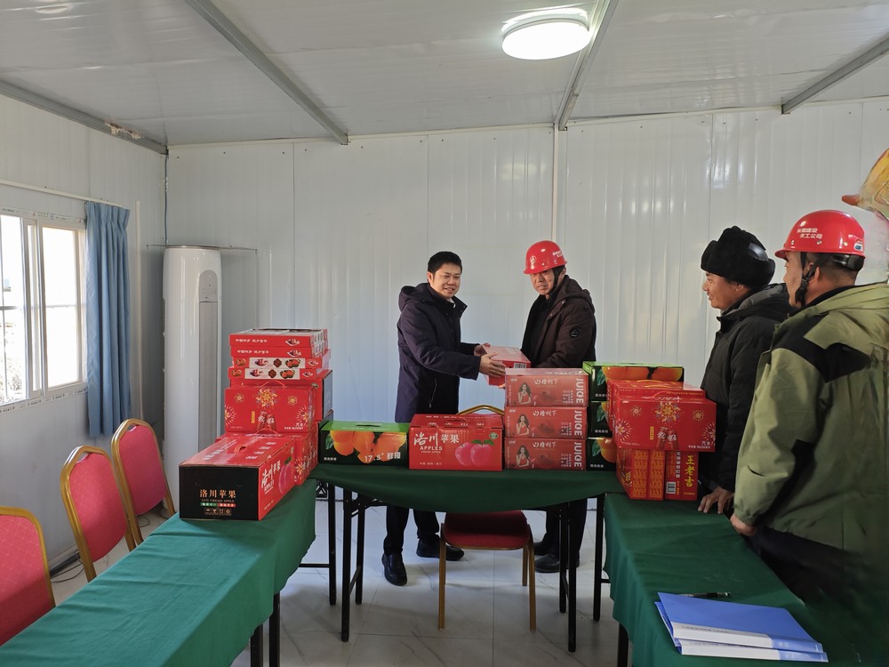 陜西彬長(zhǎng)文家坡礦業(yè)有限公司副總經(jīng)理、總工程師王飛深入天工公司基層項(xiàng)目部慰問(wèn)