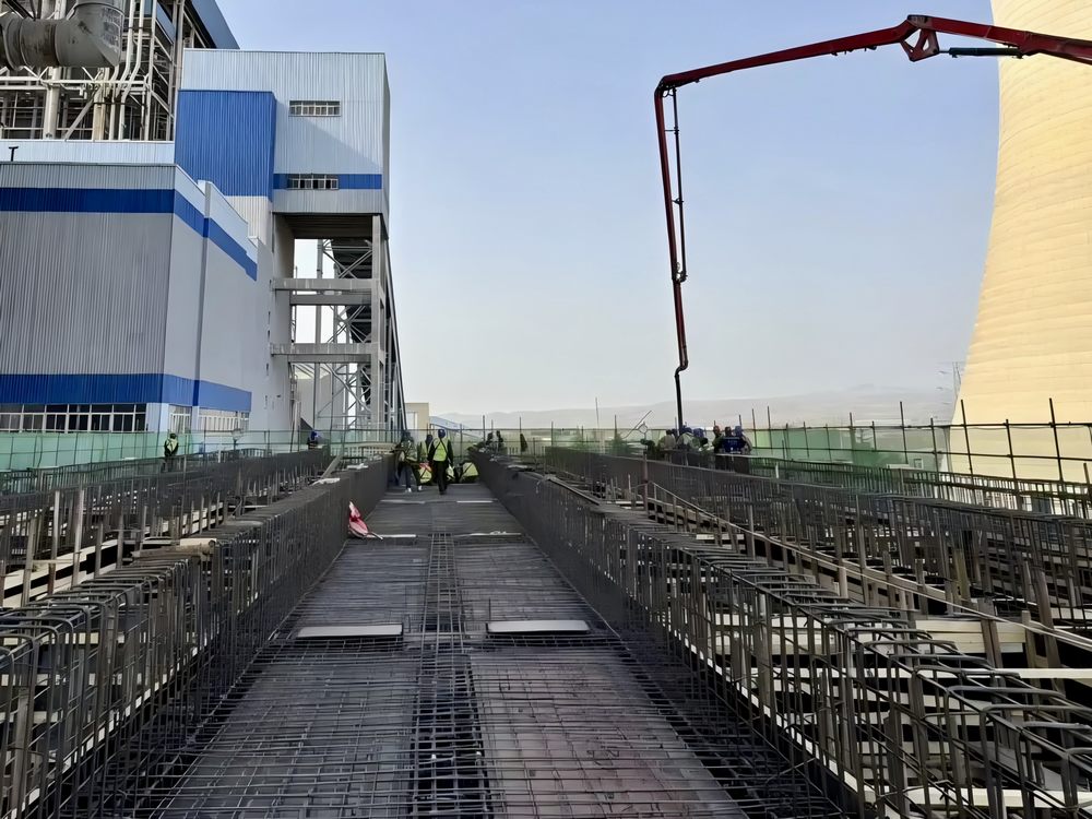 陜煤建設(shè)機(jī)電安裝公司新能源項(xiàng)目部1號(hào)機(jī)組冷端優(yōu)化項(xiàng)目主體框架結(jié)構(gòu)圓滿封頂