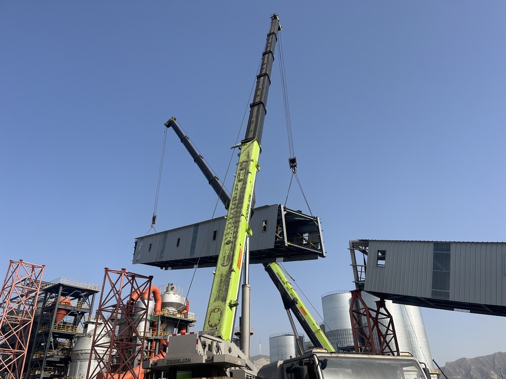 陜煤建設(shè)天工公司土建第二十一項目部：雙機抬吊破難題，通廊凌空展雄姿