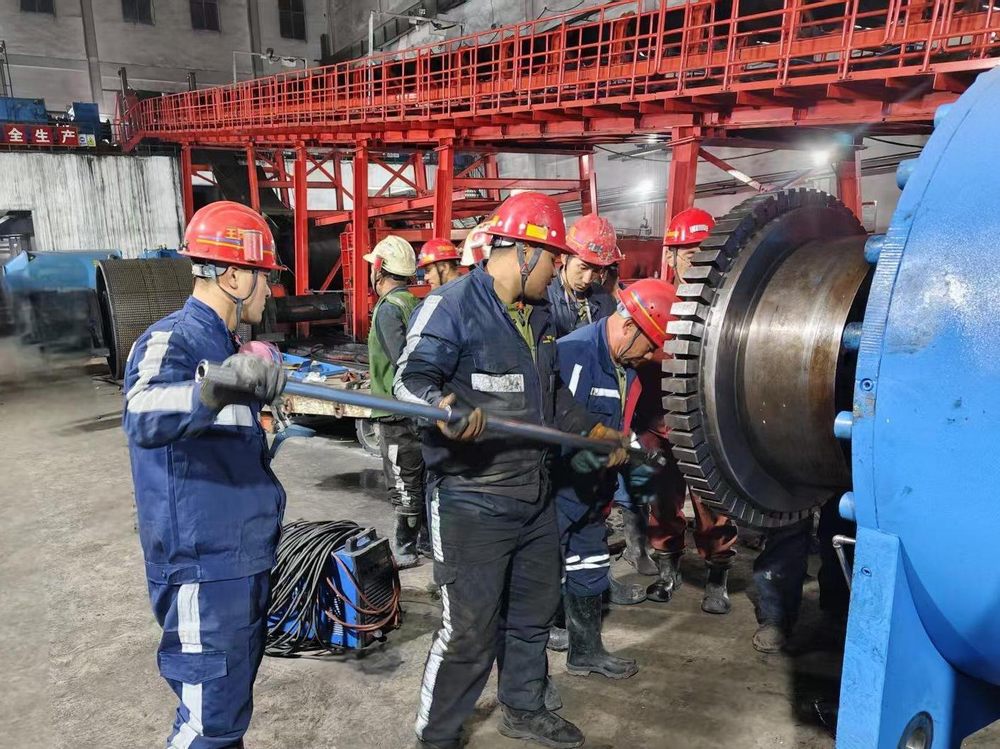 陜煤建設(shè)機電安裝公司提前8小時完成可可蓋礦井主斜井卸載滾筒更換工程