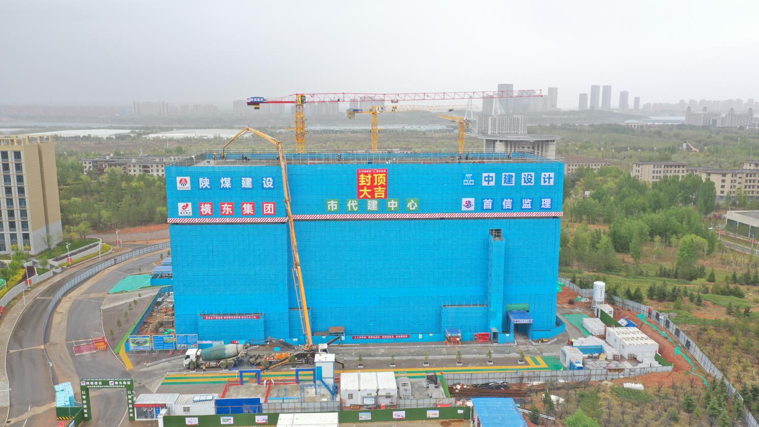 陜煤建設(shè)內(nèi)蒙古分公司：鄂爾多斯應(yīng)用技術(shù)學(xué)院實(shí)驗(yàn)樓主體結(jié)構(gòu)封頂，項(xiàng)目建設(shè)進(jìn)入新階段