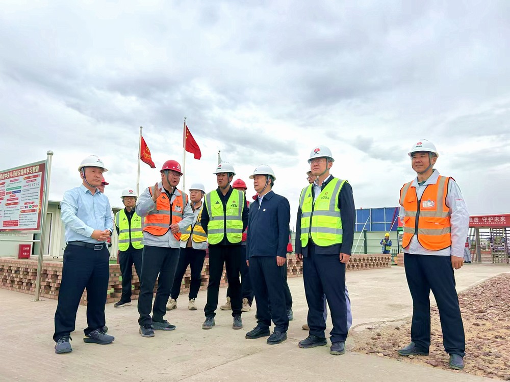 陜煤集團工程總監(jiān)、基本建設(shè)管理部總經(jīng)理李仰東深入榆林化學(xué)二期項目檢查指導(dǎo)