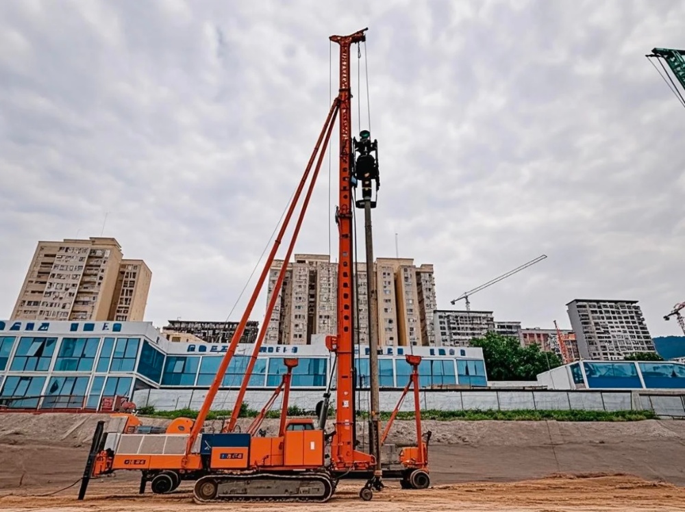 陜煤建設(shè)天工公司土建第二十七項(xiàng)目部：從“施工”到“綠建”，環(huán)保鉆機(jī)為浐灞住宅項(xiàng)目注入生態(tài)動(dòng)能