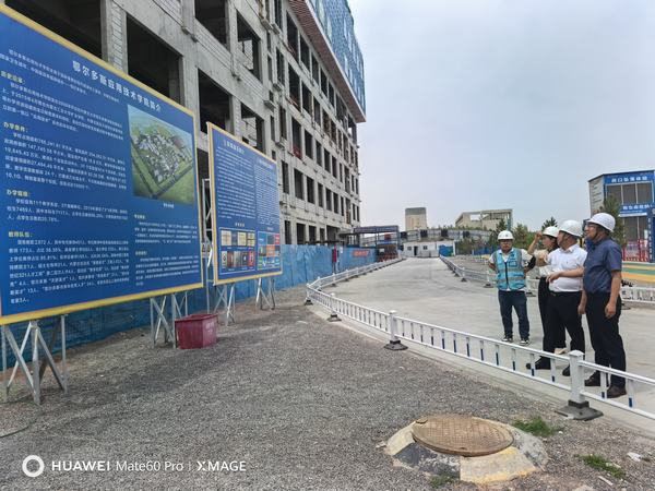 趙敬凱到內(nèi)蒙古分公司所承建的鄂爾多斯應用技術(shù)學院辦學條件提升項目檢查指導