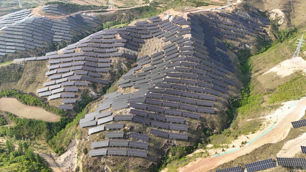 陜煤建設韓城分公司安裝第四項目部承建的陜煤電力夏縣100MW光伏發(fā)電項目成功實現(xiàn)首次并網