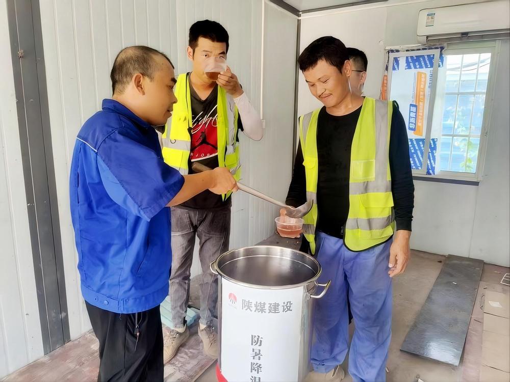 陜煤建設(shè)路橋分公司荊州項(xiàng)目部戰(zhàn)高溫、守安全、保進(jìn)度