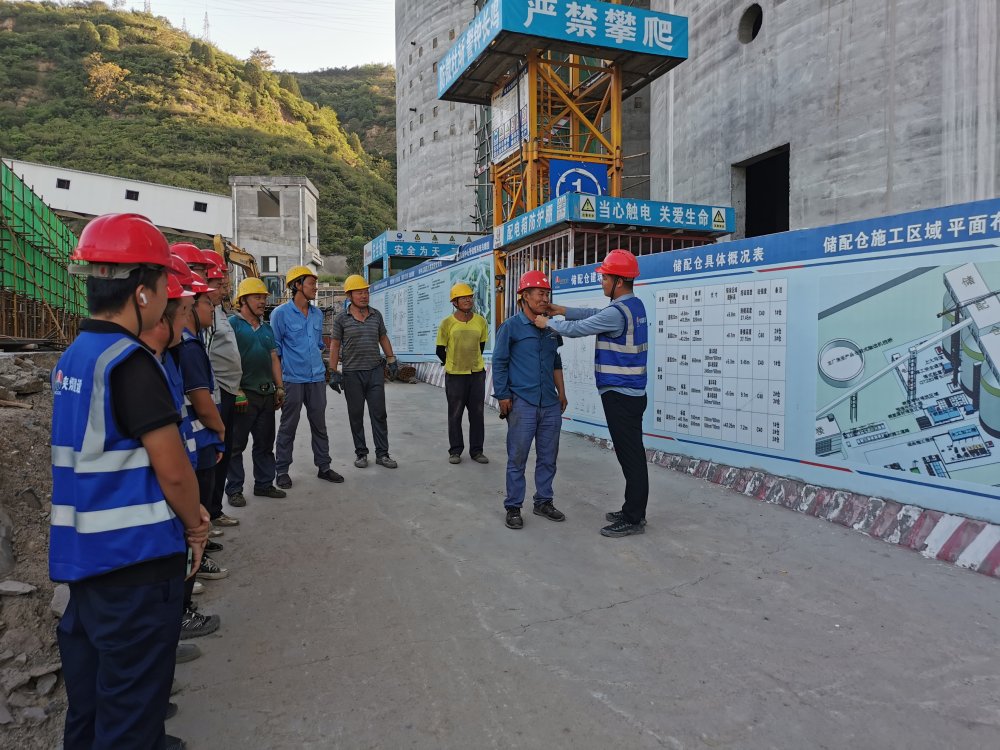 陜煤建設(shè)韓城分公司土建十一項目部：每日一聚話安全，工地防線牢又堅