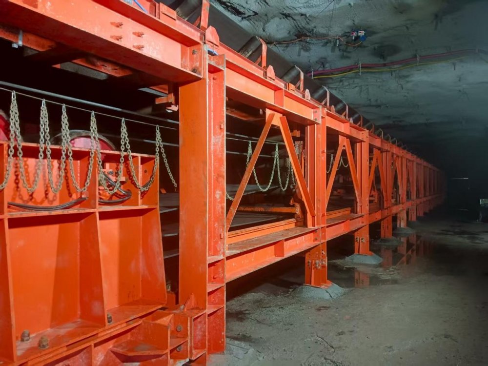 陜煤建設(shè)機(jī)電安裝公司趙石畔項目部30101工作面帶式輸送機(jī)安裝圓滿完成