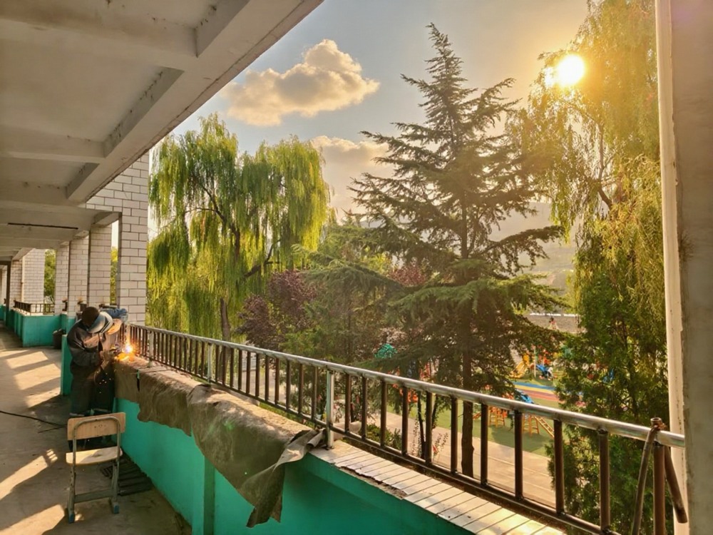 助力地方教育，護(hù)航學(xué)子平安——陜煤建設(shè)礦建二公司安裝項(xiàng)目部為卓立小學(xué)教學(xué)樓安裝防護(hù)欄桿