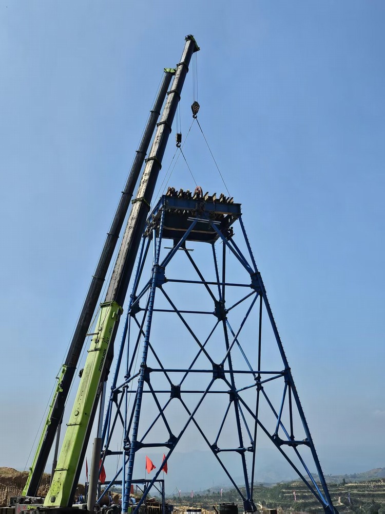 陜煤建設(shè)礦建二公司承建的桑樹(shù)坪煤礦回風(fēng)立井天輪平臺(tái)起吊安裝完成