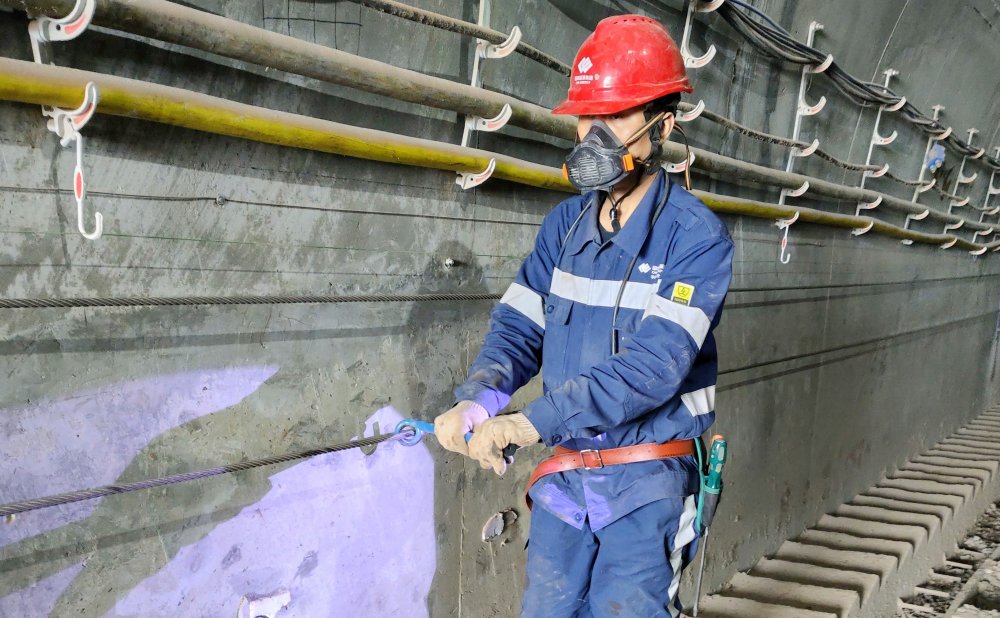 爬坡不用“喘粗氣”！玻璃溝煤礦行人助行裝置投運(yùn)，省力更暖心