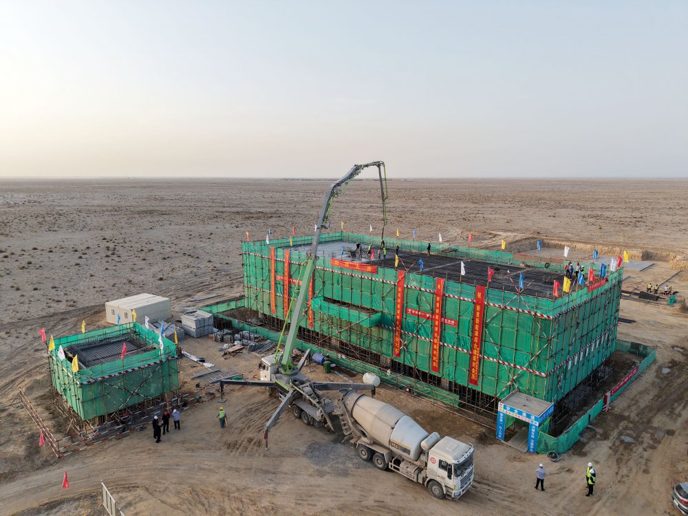 陜煤集團(tuán)新疆公司兵團(tuán)第十三師新星市30萬(wàn)千瓦光伏發(fā)電項(xiàng)目升壓匯集站生產(chǎn)綜合樓、警衛(wèi)傳達(dá)室順利封頂