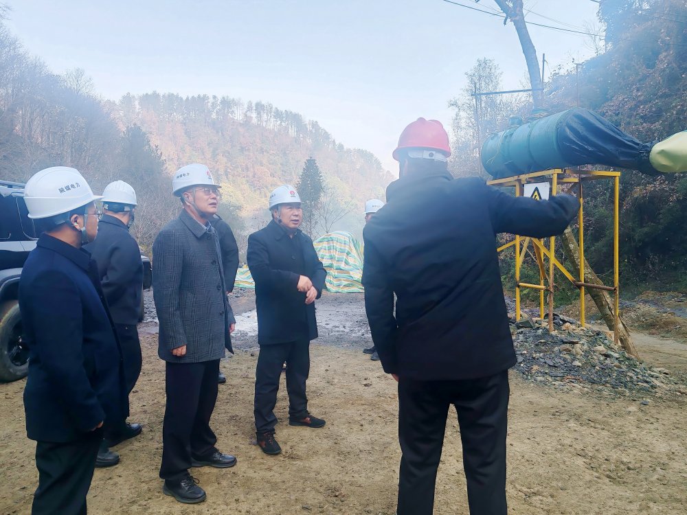 陜煤集團(tuán)總經(jīng)理助理、陜煤電力集團(tuán)黨委書記、董事長馮平安一行深入西鄉(xiāng)抽蓄電站勘探平硐項目現(xiàn)場檢查指導(dǎo)前期準(zhǔn)備工作