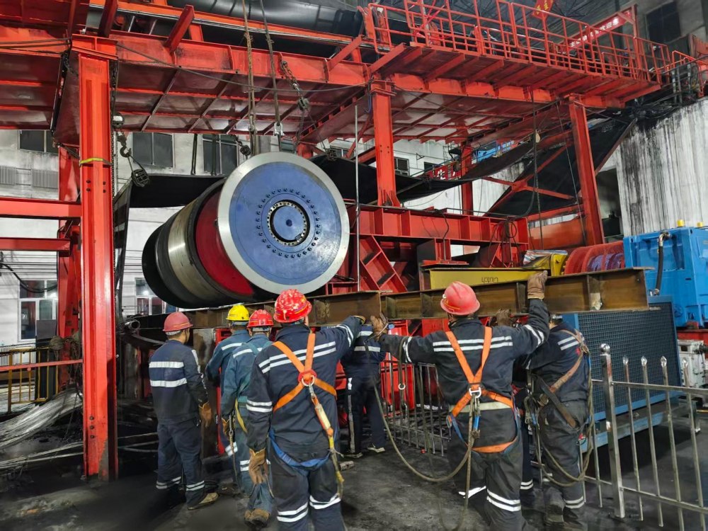 節(jié)日攻堅(jiān)顯擔(dān)當(dāng) 設(shè)備升級保運(yùn)行